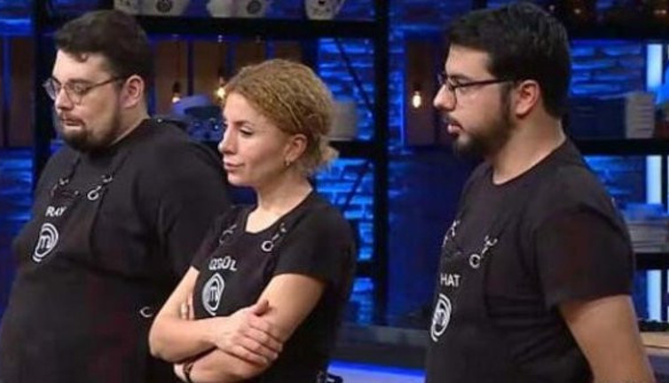 Yine duygusal veda. MasterChef'te ilk 4'e kalanlar belli oldu. 20 Aralık 2020 MasterChef'te kim elendi? 20 Aralık 2020 MasterChef'te ilk 4'e kim kaldı?