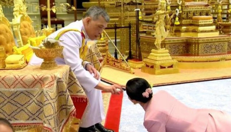 Kral değil metresi çıplak. Fotoğrafları ortaya çıktı. Kral şimdi ne yapacak