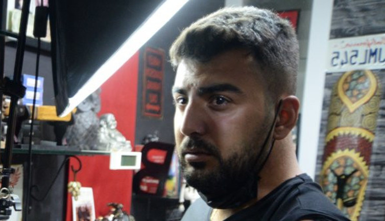 Mersinli genç hepsini vücudunda saklıyor. Öyle bir şey yaptı ki kadınlar hayran kaldı