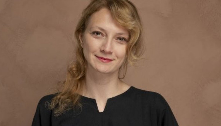 Ünlü oyuncu Görkem Yeltan sokağa çıkma yasağında evine giren hırsıza isyan etti. Sevgili hırsız diyerek verdi veriştirdi