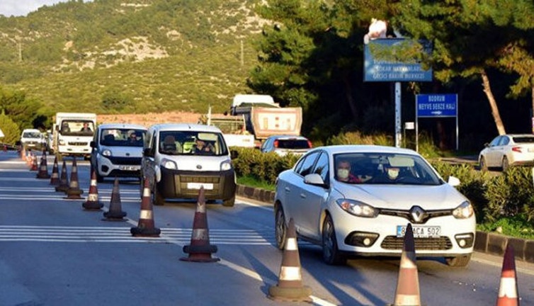 Bodrumlular camdan bakıyor, yarım milyon yılbaşıcı kapıya dayandı. Gözlerinize inanamayacaksınız