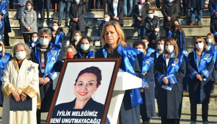 Güle güle kırmızı saçlı öğretmen. Aylin Sözer'e veda. Meslektaşları ve öğrencileri gözyaşlarına boğuldu