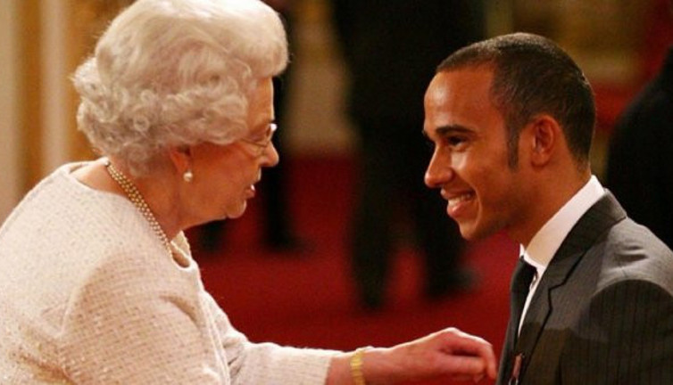 F1'de tarihe geçen Lewis Hamilton’a Britanya'da SİR unvanı verildi