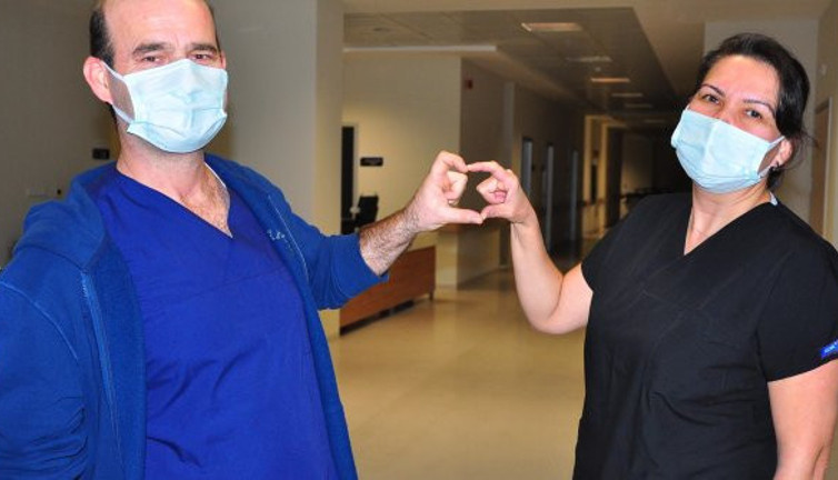 Korona virüsü yenen sağlıkçı çift yaşadıkları ölüm korkusunu gözyaşlarıyla anlattı. Bana bir şey olmaz demeyin