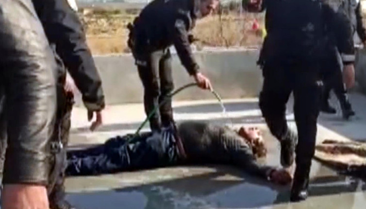 Mersin'de alev topuna dönen adama hortumlu müdahale. Cayır cayır yandı