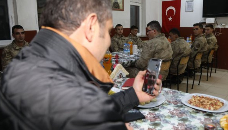 Bakan Soylu'dan Sivas'taki askerlere sürpriz kutlama