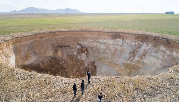 Aman Allah'ım bu da mı olacaktı. Konya'daki çöküntülerin nedeni belli oldu. Malezya'da Tahran'da Hollanda'da oluyor
