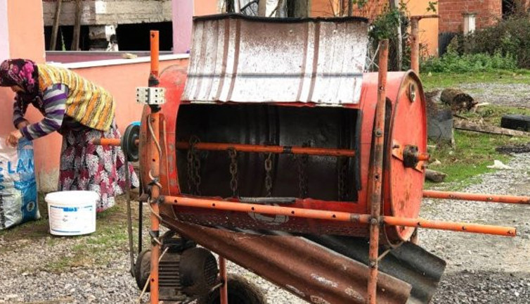 Sakaryalı çiftçi Kadir'in büyük başarısı. Hurda malzemelerden makine üretti