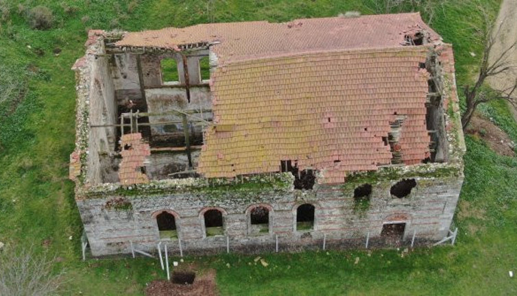 Tarihi Germiyan Kilisesi'ne hücum ettiler. Çatısından zeminine her yere girdiler