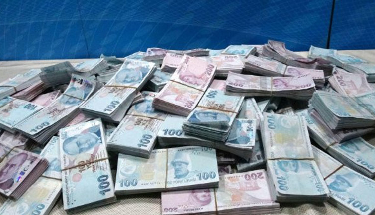 Emeklinin kaderi bugün belli oluyor. Emekli maaşları kaç lira olacak. Köprülere yüzde 26 zam yapmışlardı