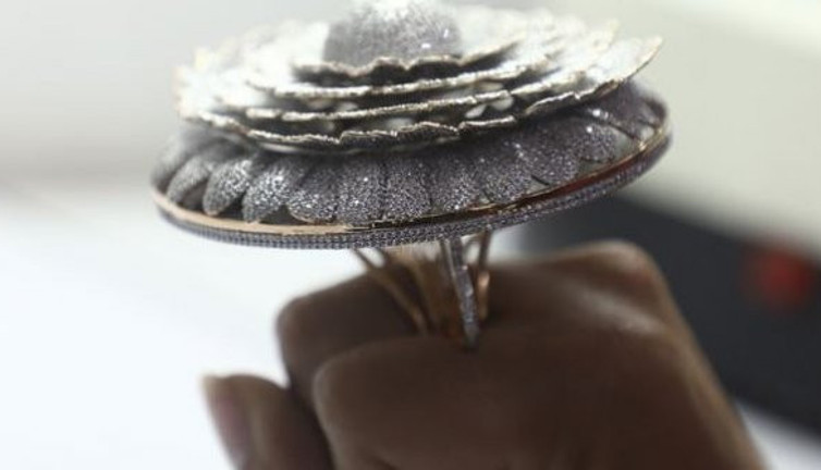 Bu yüzükteki elmasları saya saya bitiremediler