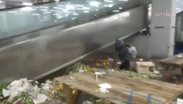 Pazar sonunda atılan sebze ve meyvelerden yiyecek toplayan kadın. Enflasyonun gerçek görüntüsü bu hani enflasyon yüzde 14’tü