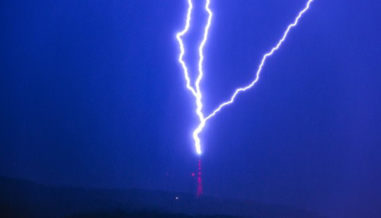 Anlık yıldırım düşmesi böyle görüntülendi