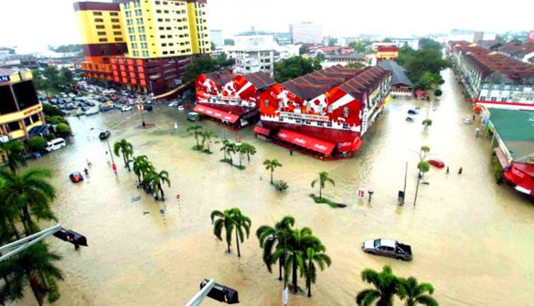 Muson yağmurları 20 bin kişiyi yerinden etti