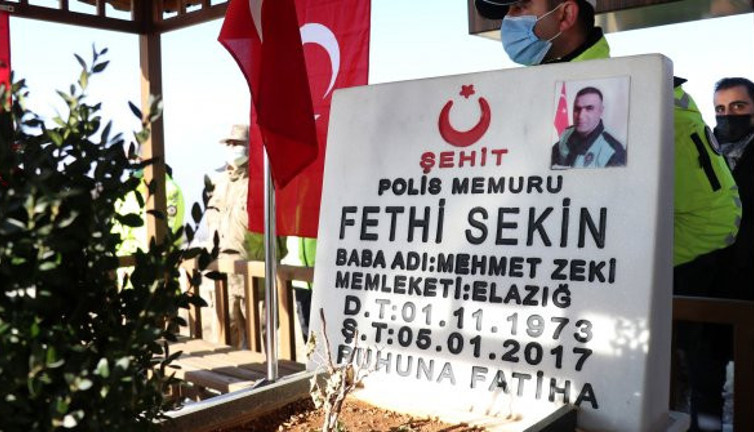 Fethi Sekin mezarı başında anıldı