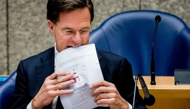 Hollanda Başbakanı Rutte aşı yüzünden dudaklarını ısırdı