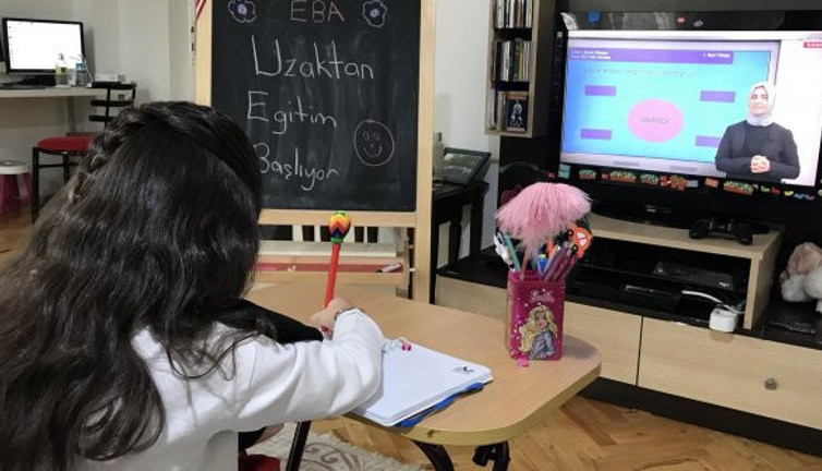 Uzaktan Eğitim ile ilgili yeni karar. Resmi Gazete'de yayımlandı. Öğrencileri yakından ilgilendiriyor