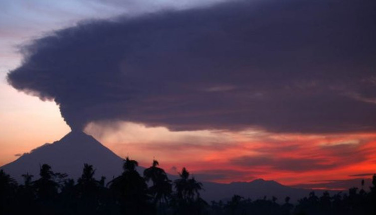 Merapi Yanardağı'nda çifte patlama