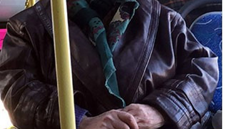 Yasağı delip otobüse binmişti. Yaşlı kadının savunması şoförü çılgına çevirdi