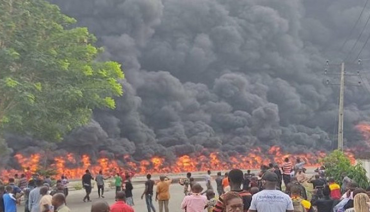 Petrol taşıyan tankerde büyük patlama cayır cayır yandı