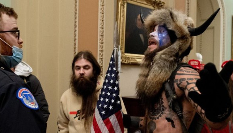 Büyük oyunu tam bozacaktı ki lanet olası federaller peşine düştü. ABD'deki Kongre baskınının boynuzlu vikingi aranıyor