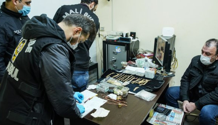 Aman dikkat altınınız evde tenekeye dönüşmesin. Polis 8 ilde imalathaneleri bastı. Gerçek altını anlamanın yolu