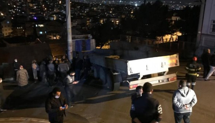 Davetsiz misafir ev sahiplerini mahsur bıraktı