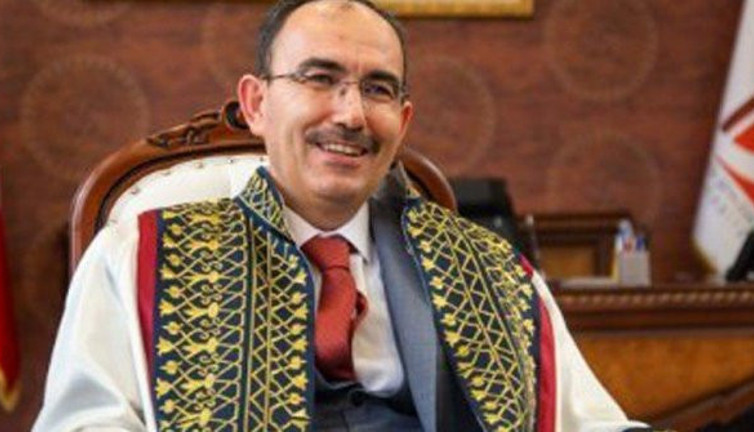 Bilecik Şeyh Edebali Üniversitesi Rektörü Şükrü Beydemir, toz geçirmeyen araba ihalesi açtı. Empati yapın belki hapşırık yapıyordur