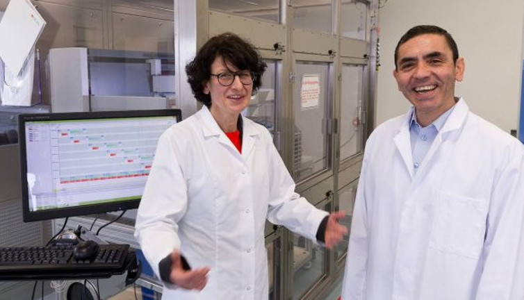 Amatör futbolcuydu. Prof. Dr. Uğur Şahin bu fotoğraftan 35 yıl sonra dünyayı değiştirdi