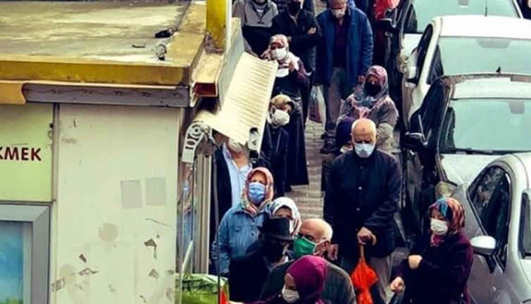 Halk Ekmek’te satış rekoru kırıldı. Her geçen gün kuyruk daha da uzuyor