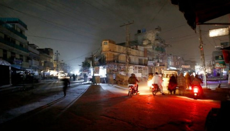 Pakistan karanlığa gömüldü