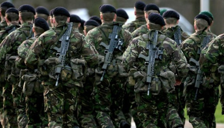 ABD ve İngiliz SAS komandoları uzaylılara karşı silah kuşandı. Özel silahlarla gece gündüz tatbikat yaptılar