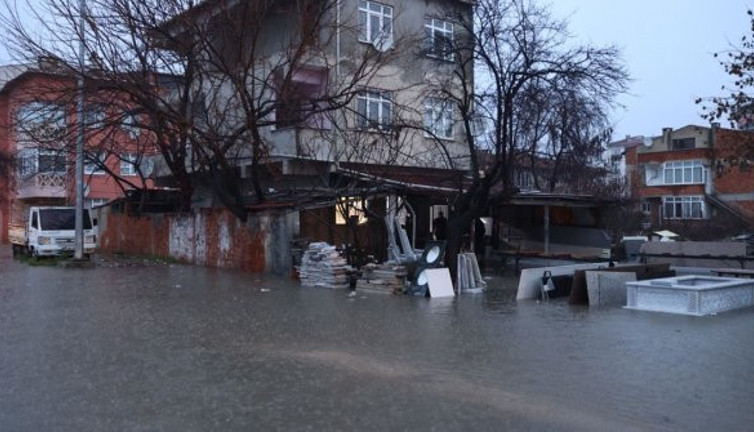 Edirne’de sağanak yağış hayatı felç etti. Mermer deposu sular altında kaldı