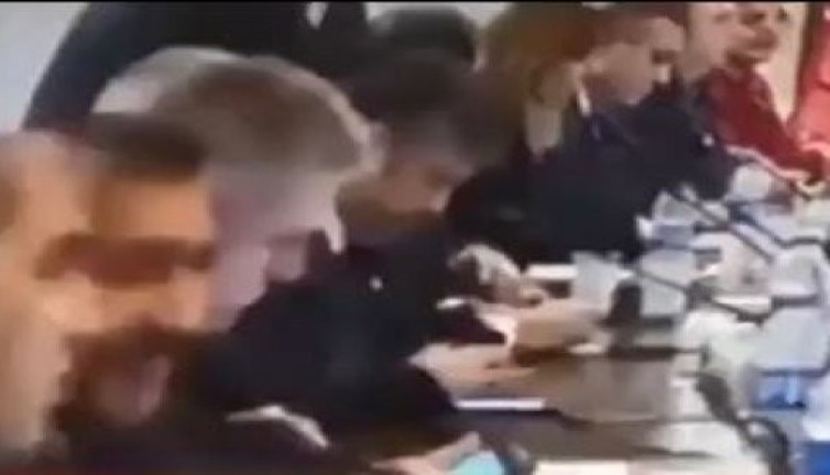 Bilim Kurulu geçen hafta maskesiz ve mesafesiz dün ise maskeli mesafeli. Dünkü Çin aşı Sinovac’ın barkodunu göstermediler