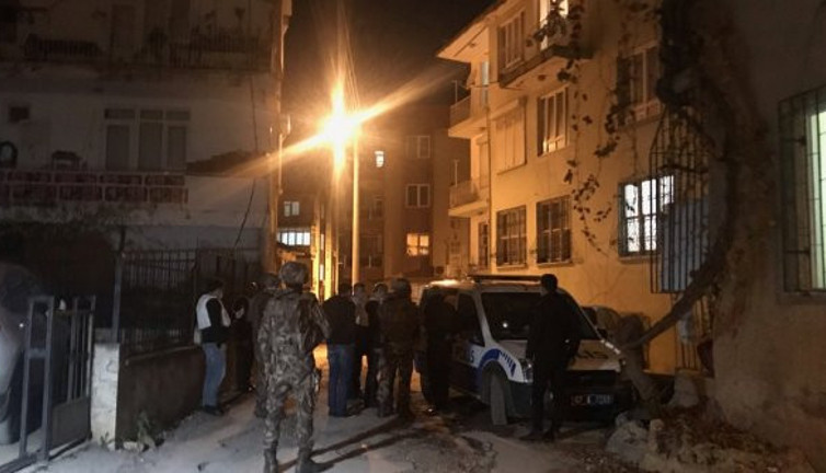 Kadına el kaldıran koca polisleri görünce fare gibi kaçacak delik aradı. KADES bir kadını daha şiddetten kurtardı