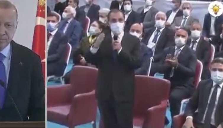 Adıyaman İl Başkanı Mehmet Dağtekin Rabia selamına eşlik etmedi. Cumhurbaşkanı Erdoğan bakın nasıl tepki verdi