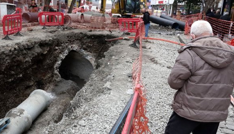 Trabzon'da kepçenin her darbesinde ortaya çıktı. Hazine avcıları kafasını duvarlara vuruyor