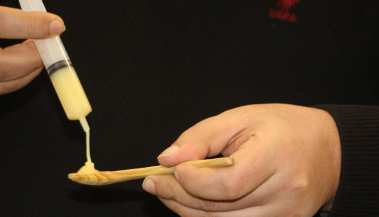 Arı sütü ömre ömür cana can katıyor. Günde 1 sefer tahta kaşıkla yeniyor