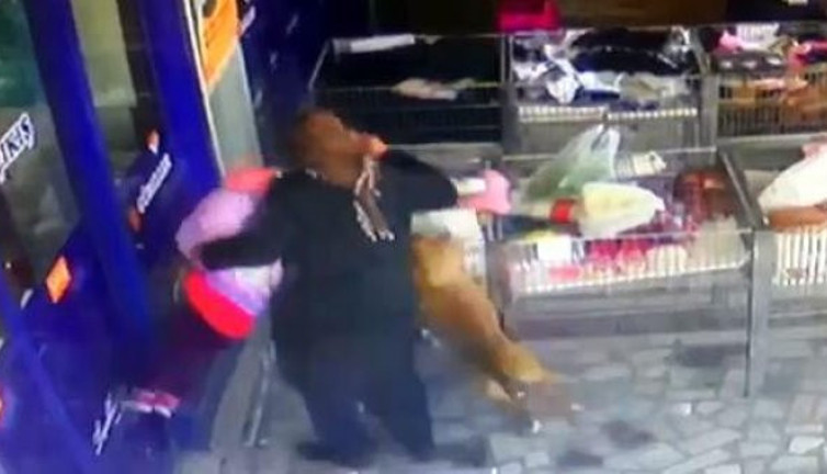 Ankara'da 2.5 yaşındaki çocuk dehşeti yaşadı. Pitbull hamle yaptı görenler sopalarla saldırdı