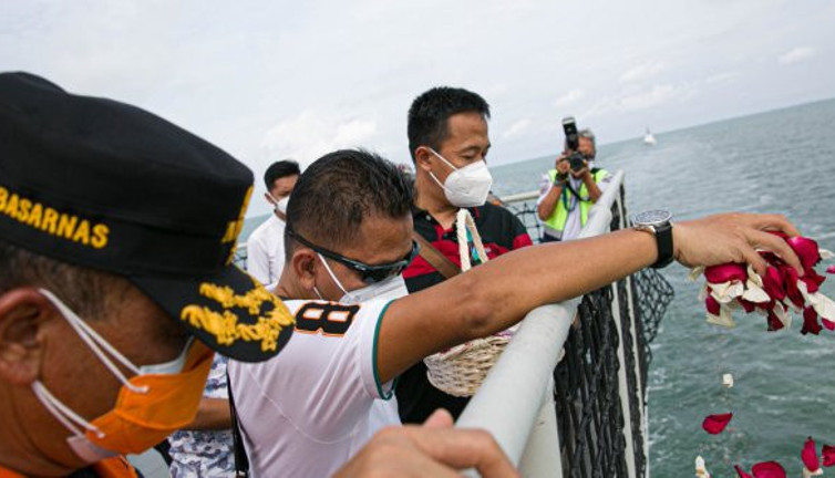 Endonezya'da düşen yolcu uçağında hayatını kaybedenler için denize çiçekler bırakıldı