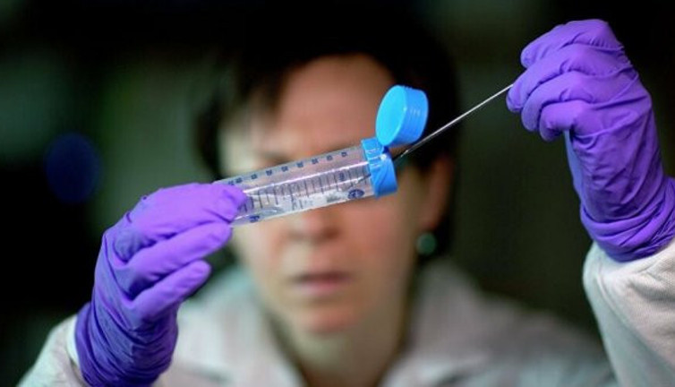 Bilim insanlarından milyonlarca insanın hayatını kurtaracak tedavi. Belden aşağıları felçliydi tekrar yürüdüler