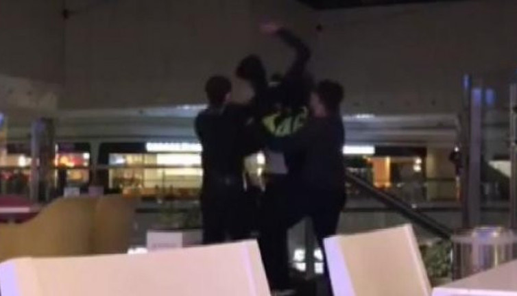 AVM’de yürekler ağza geldi. Cesur vatandaş son anda yakaladı