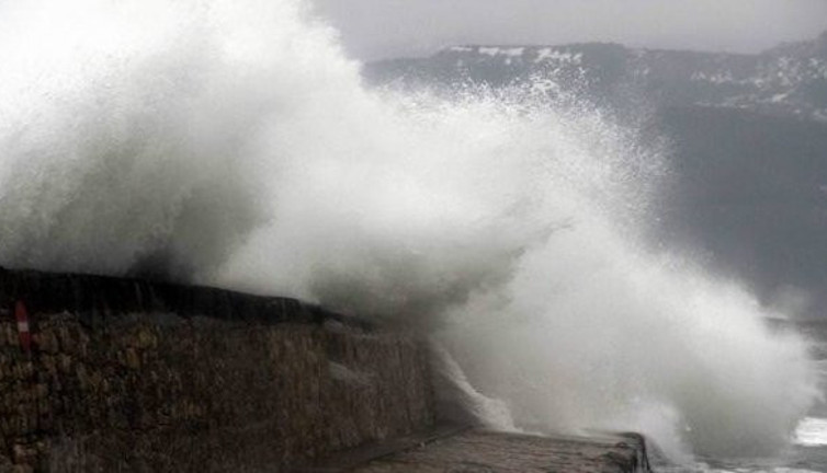 225 ve 247,5'ten batı kerteden fırtına esecek. Meteorolojiden büyük fırtına uyarısı. Çatılar uçacak soba zehirlenmelerine dikkat
