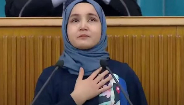 Meral Akşener kürsüyü Doğu Türkistanlı genç kıza bıraktı Meclist TV yayını kesti