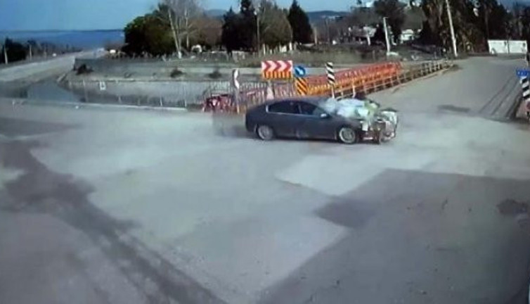 Araba motosiklete çarptı. Motosiklet metrelerce havaya uçtu