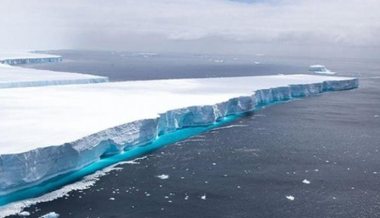 Dünyanın en büyük buz dağından büyük bir parça daha koptu.