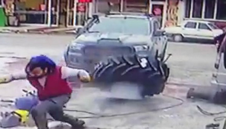 Erzincan'da facianın eşiğinden dönüldü. Lastikle beraber havaya uçuyordu