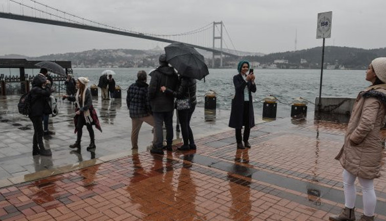 Yağmur yağsa da İstanbul'un keyfini onlar çıkartıyor