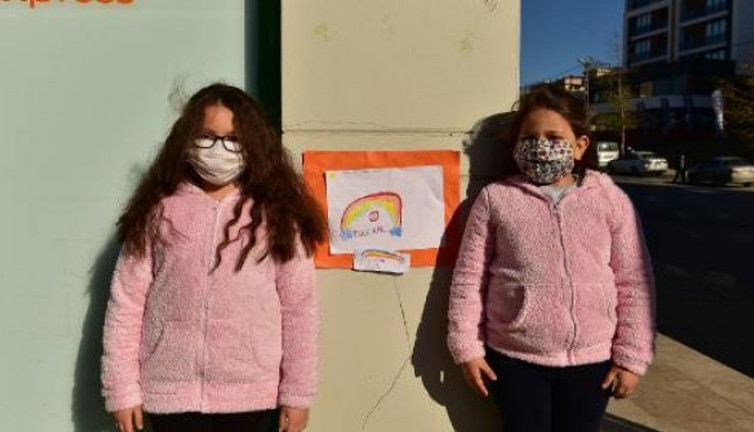 Okulları açılsın diye minikler kolları sıvadı. Gözde ve Ayşe kardeşlerden başkana mesaj