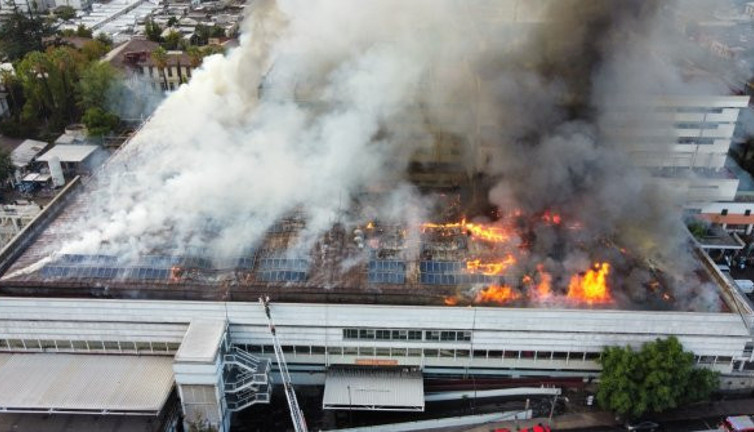 Şili'de hastane cayır cayır yandı dumanlar gökyüzünü kapladı. Hastalar bahçeye çıkartıldı